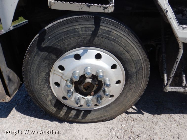 image for item MF9125 1988 International 9600  semi truck