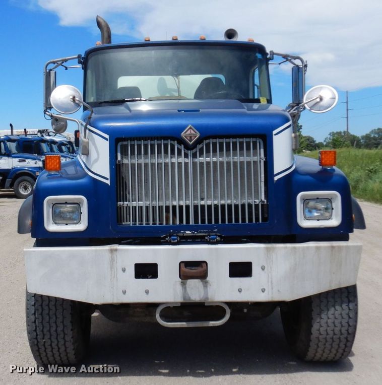 image for item MF9632 2004 International 5500i  ready mix truck