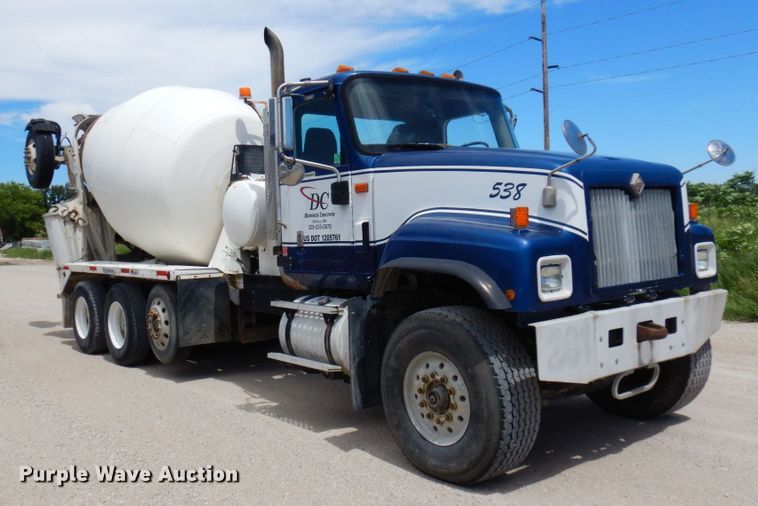 image for item MF9632 2004 International 5500i  ready mix truck