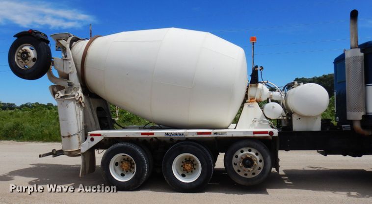 image for item MF9632 2004 International 5500i  ready mix truck