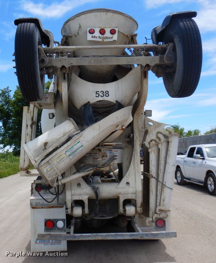 image for item MF9632 2004 International 5500i  ready mix truck