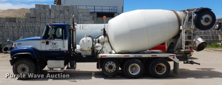 image for item MF9632 2004 International 5500i  ready mix truck