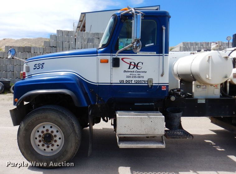 image for item MF9632 2004 International 5500i  ready mix truck