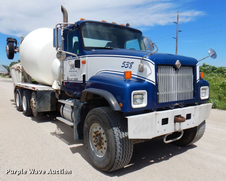 image for item MF9632 2004 International 5500i  ready mix truck