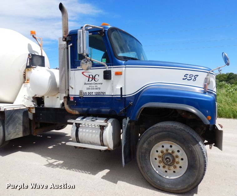 image for item MF9632 2004 International 5500i  ready mix truck