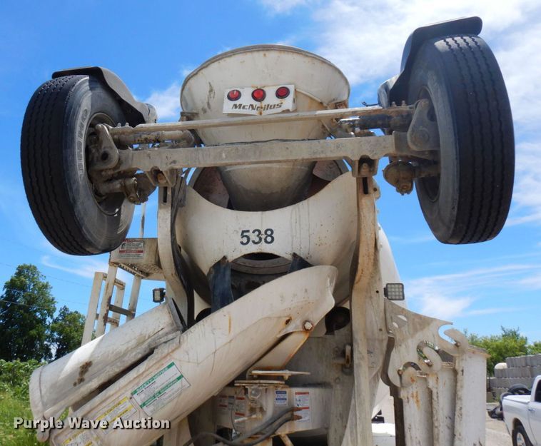 image for item MF9632 2004 International 5500i  ready mix truck