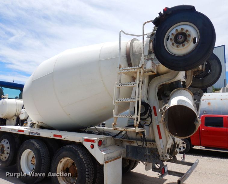 image for item MF9632 2004 International 5500i  ready mix truck