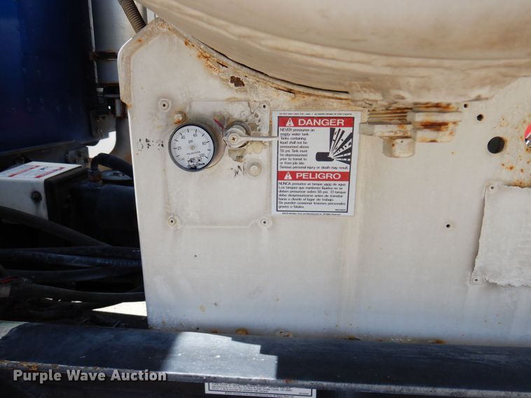 image for item MF9632 2004 International 5500i  ready mix truck