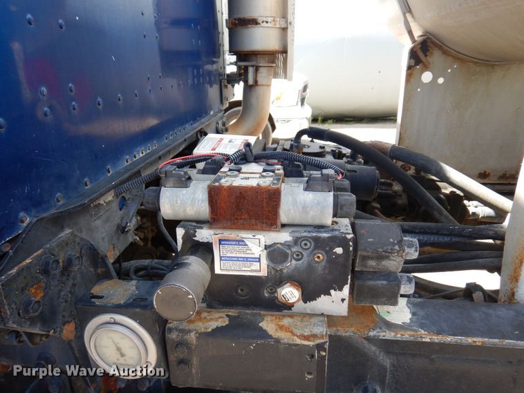 image for item MF9632 2004 International 5500i  ready mix truck