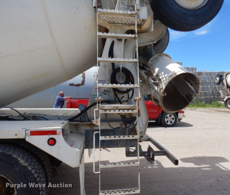 image for item MF9632 2004 International 5500i  ready mix truck