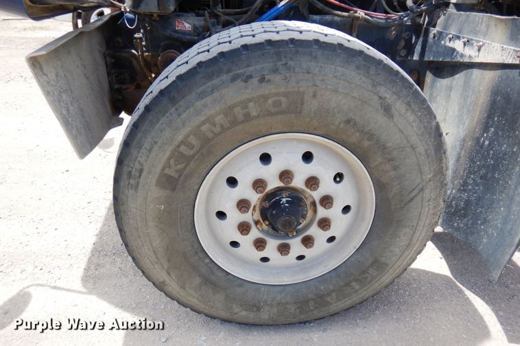 image for item MF9632 2004 International 5500i  ready mix truck