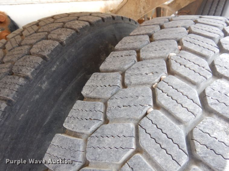 image for item MF9632 2004 International 5500i  ready mix truck