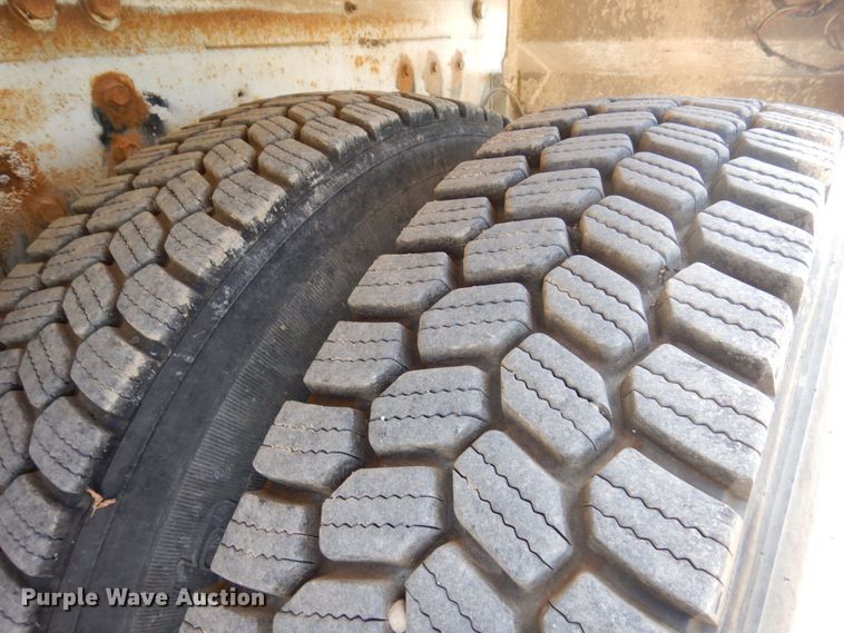 image for item MF9632 2004 International 5500i  ready mix truck