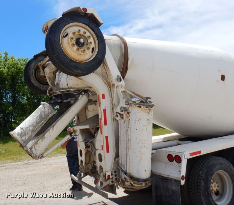 image for item MF9633 1999 Mack RD690S  ready mix truck