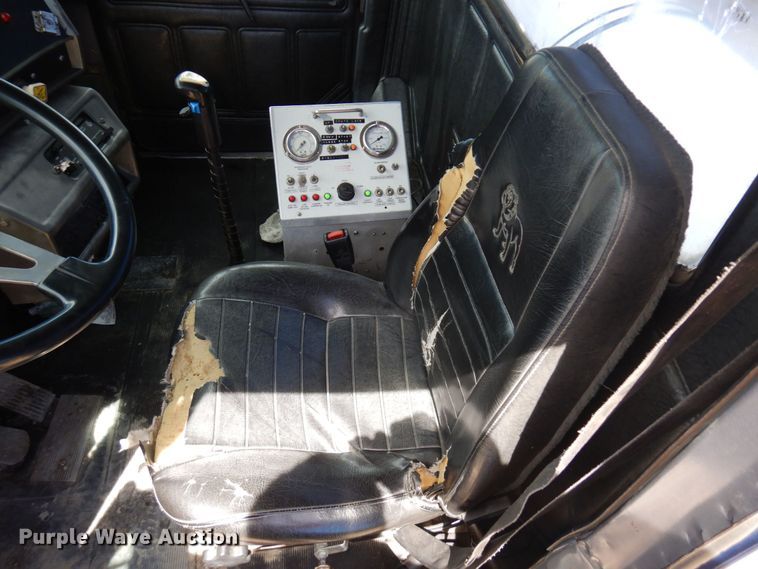 image for item MF9633 1999 Mack RD690S  ready mix truck