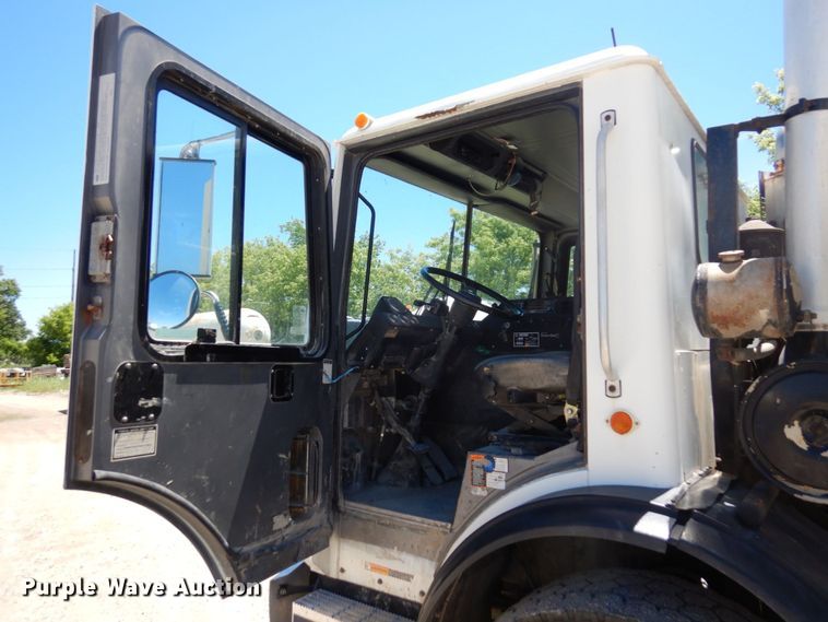 image for item MF9634 2007 Mack MR688S  concrete pump truck