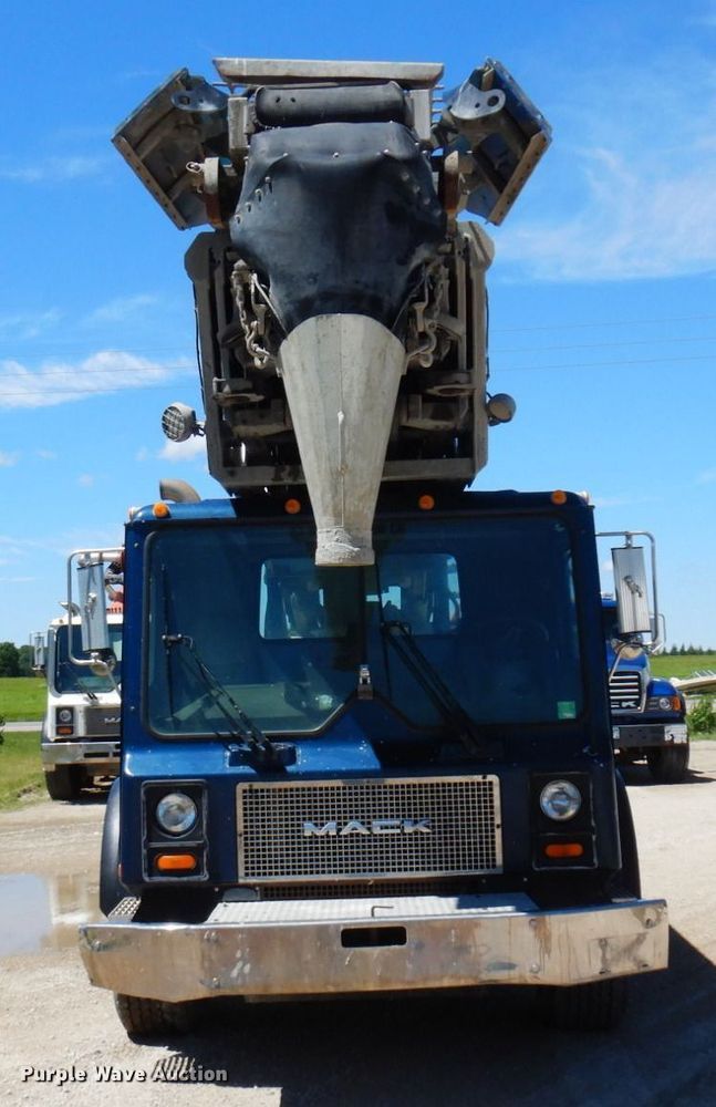 image for item MF9635 2006 Mack MR688S  material conveyor truck