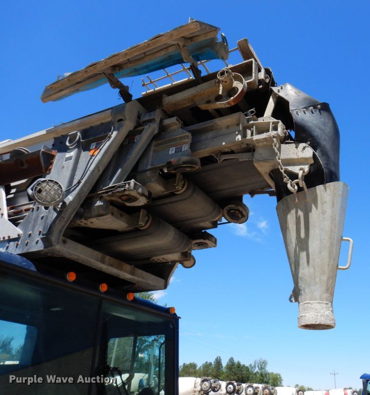 image for item MF9635 2006 Mack MR688S  material conveyor truck