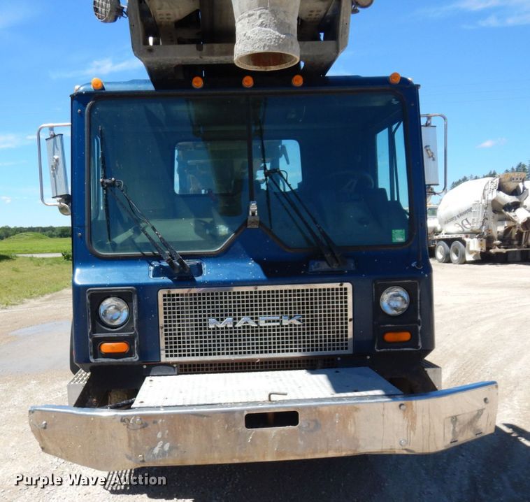 image for item MF9635 2006 Mack MR688S  material conveyor truck