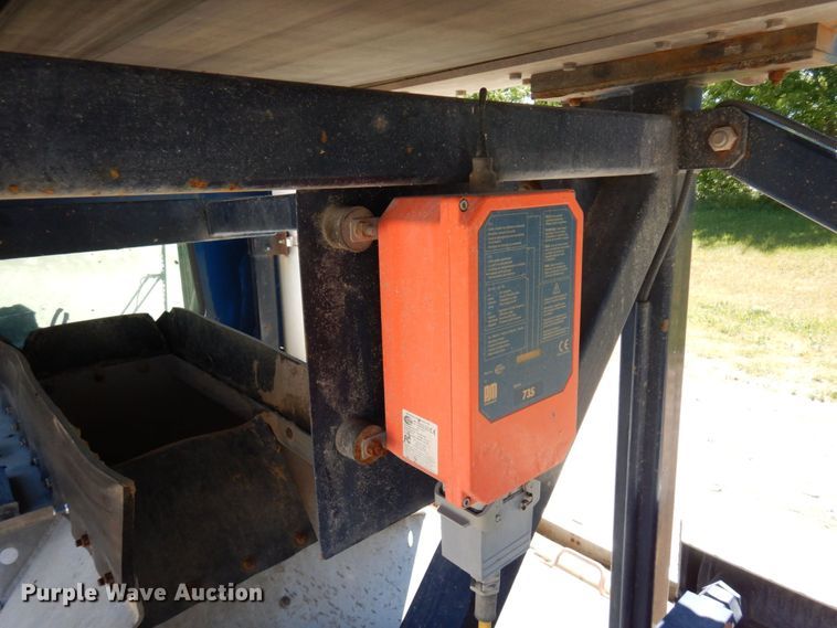 image for item MF9635 2006 Mack MR688S  material conveyor truck