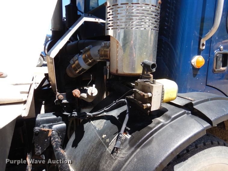 image for item MF9635 2006 Mack MR688S  material conveyor truck