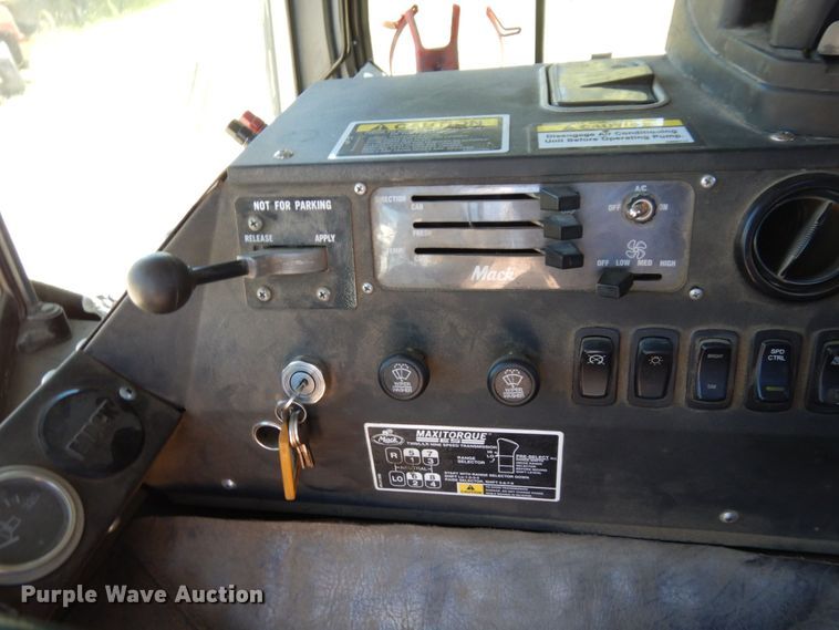 image for item MF9635 2006 Mack MR688S  material conveyor truck