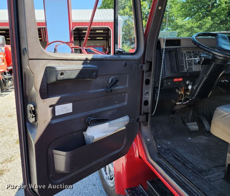 image for item DL6625 1992 International 4700  tanker fire truck