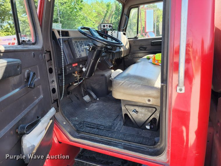 image for item DL6625 1992 International 4700  tanker fire truck