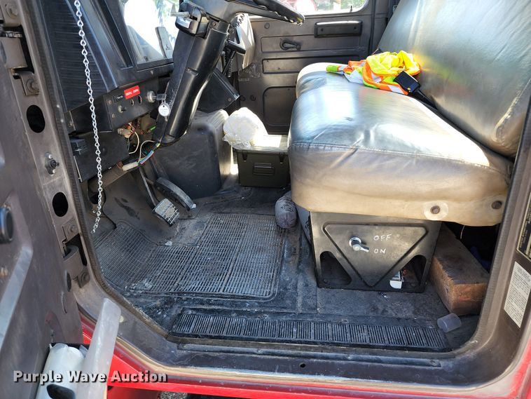 image for item DL6625 1992 International 4700  tanker fire truck