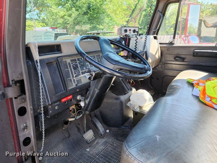 image for item DL6625 1992 International 4700  tanker fire truck