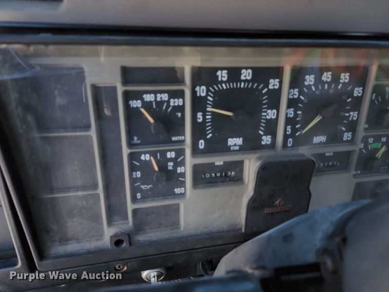 image for item DL6625 1992 International 4700  tanker fire truck