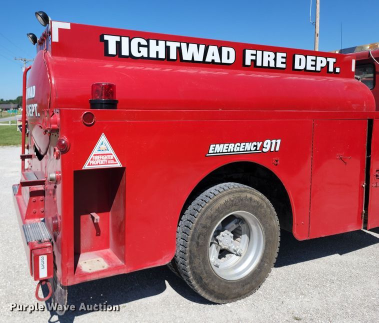 image for item DL6625 1992 International 4700  tanker fire truck