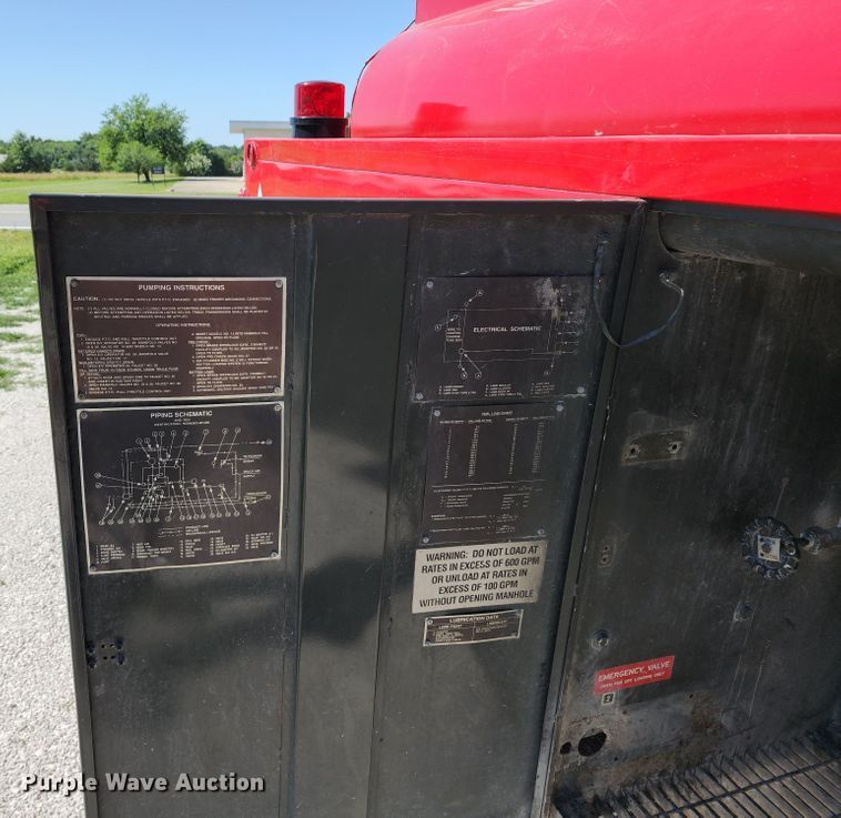 image for item DL6625 1992 International 4700  tanker fire truck