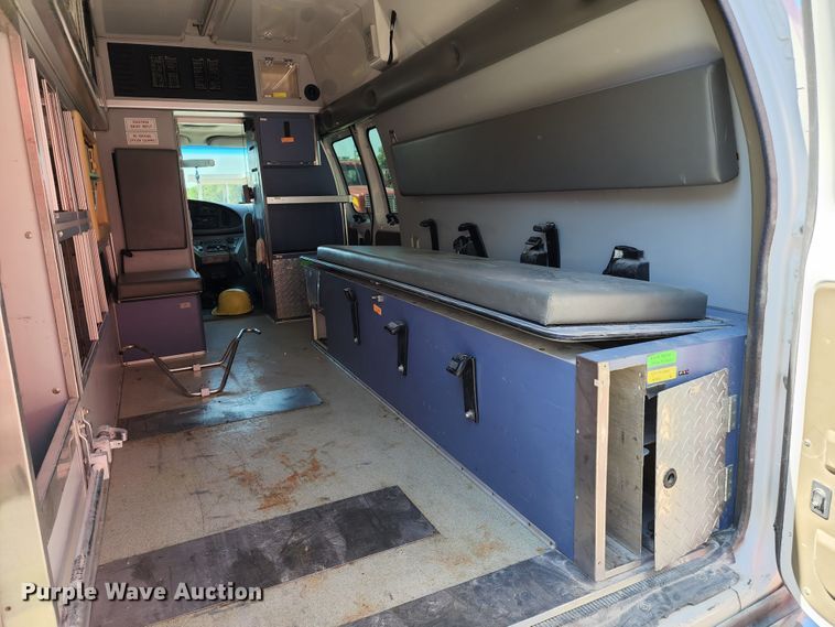 image for item DL6626 1998 Ford E350  ambulance