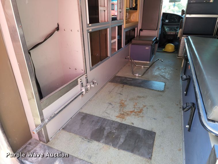 image for item DL6626 1998 Ford E350  ambulance