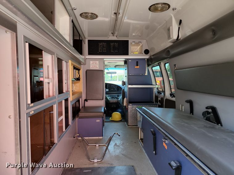 image for item DL6626 1998 Ford E350  ambulance