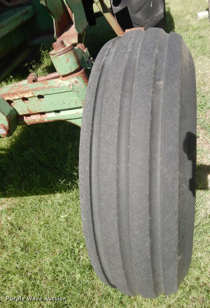 image for item DN1581 John Deere 2840  tractor