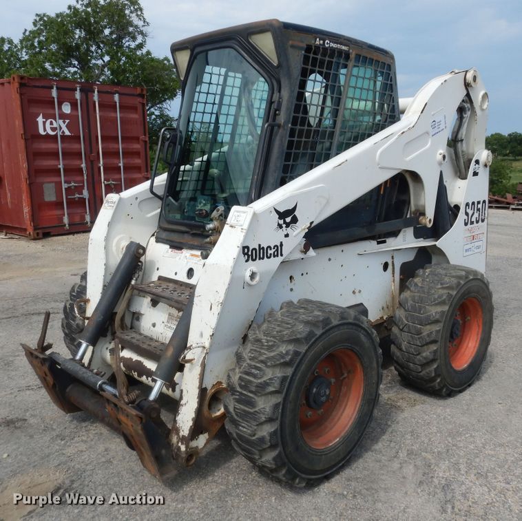 image for item DN1621 2004 Bobcat S250  skid steer loader