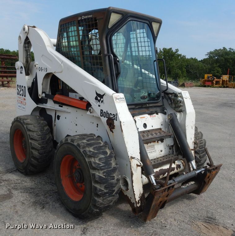image for item DN1621 2004 Bobcat S250  skid steer loader