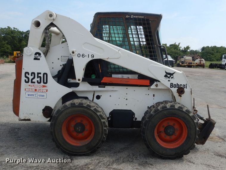 image for item DN1621 2004 Bobcat S250  skid steer loader