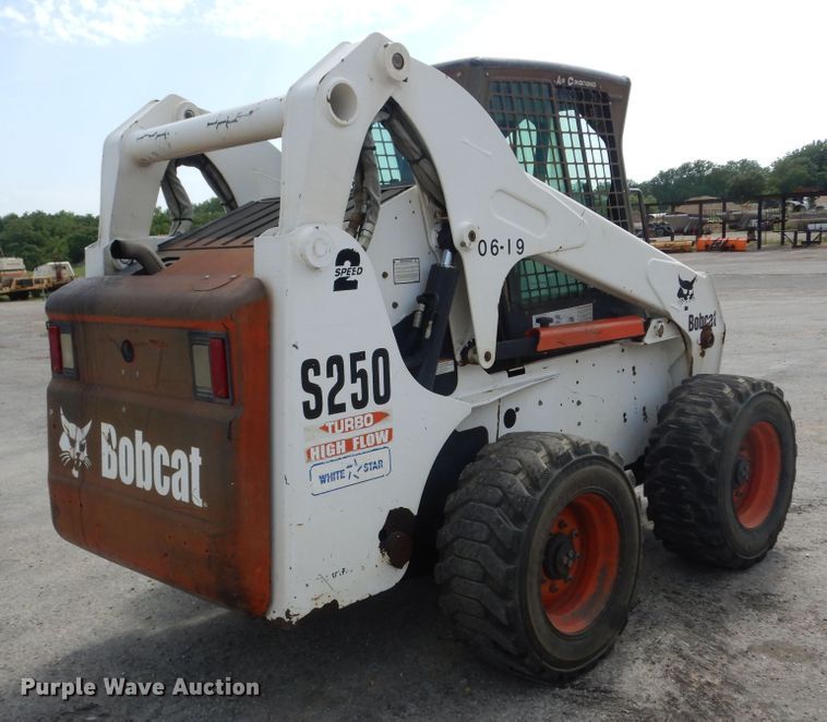 image for item DN1621 2004 Bobcat S250  skid steer loader