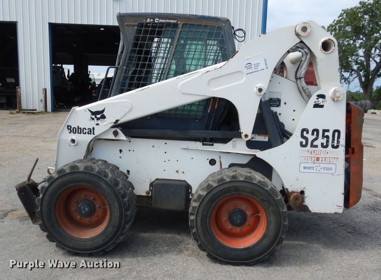 image for item DN1621 2004 Bobcat S250  skid steer loader