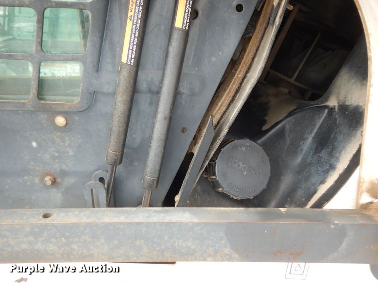 image for item DN1621 2004 Bobcat S250  skid steer loader