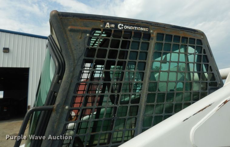 image for item DN1621 2004 Bobcat S250  skid steer loader