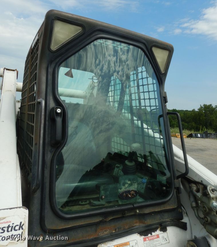 image for item DN1621 2004 Bobcat S250  skid steer loader