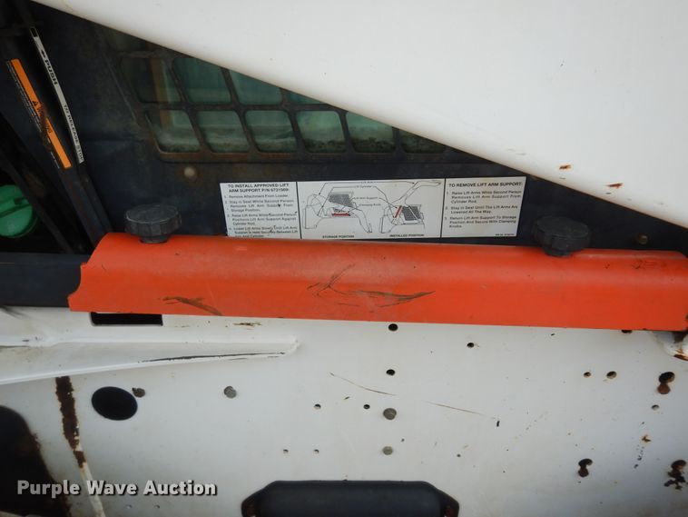 image for item DN1621 2004 Bobcat S250  skid steer loader