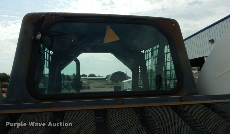 image for item DN1621 2004 Bobcat S250  skid steer loader