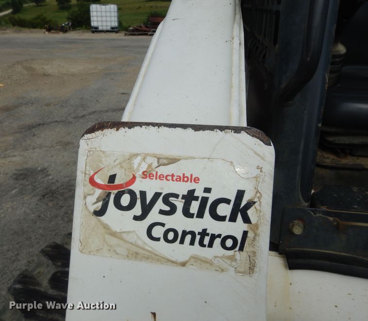 image for item DN1621 2004 Bobcat S250  skid steer loader