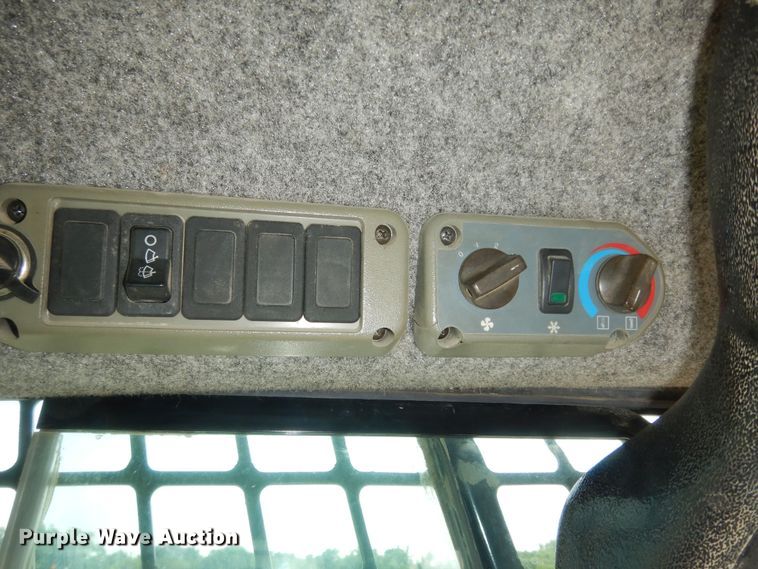 image for item DN1621 2004 Bobcat S250  skid steer loader