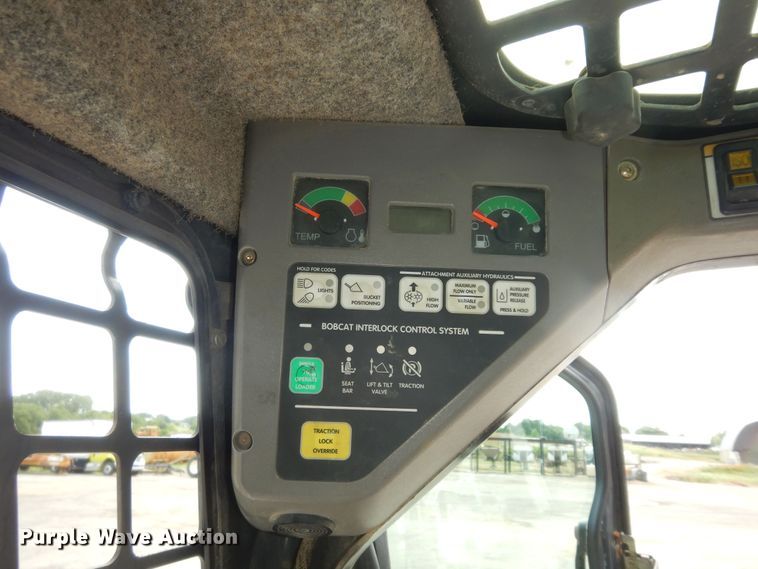 image for item DN1621 2004 Bobcat S250  skid steer loader